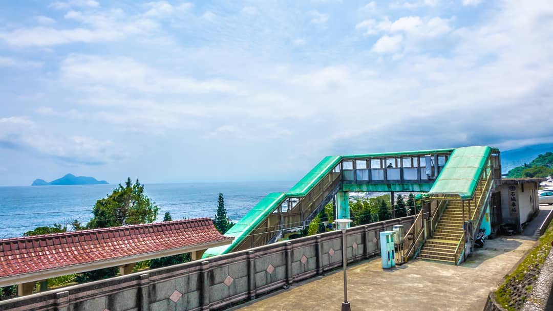 石城車站緊鄰海邊,旁邊就是漁港,不時可見到在漁港閒晃的可愛貓咪。 圖:IG@yoray4227/攝影授權 石城車站緊鄰海邊,旁邊就是漁港,不時可見到在漁港閒晃的可愛貓咪。 圖:IG@yoray4227/攝影授權