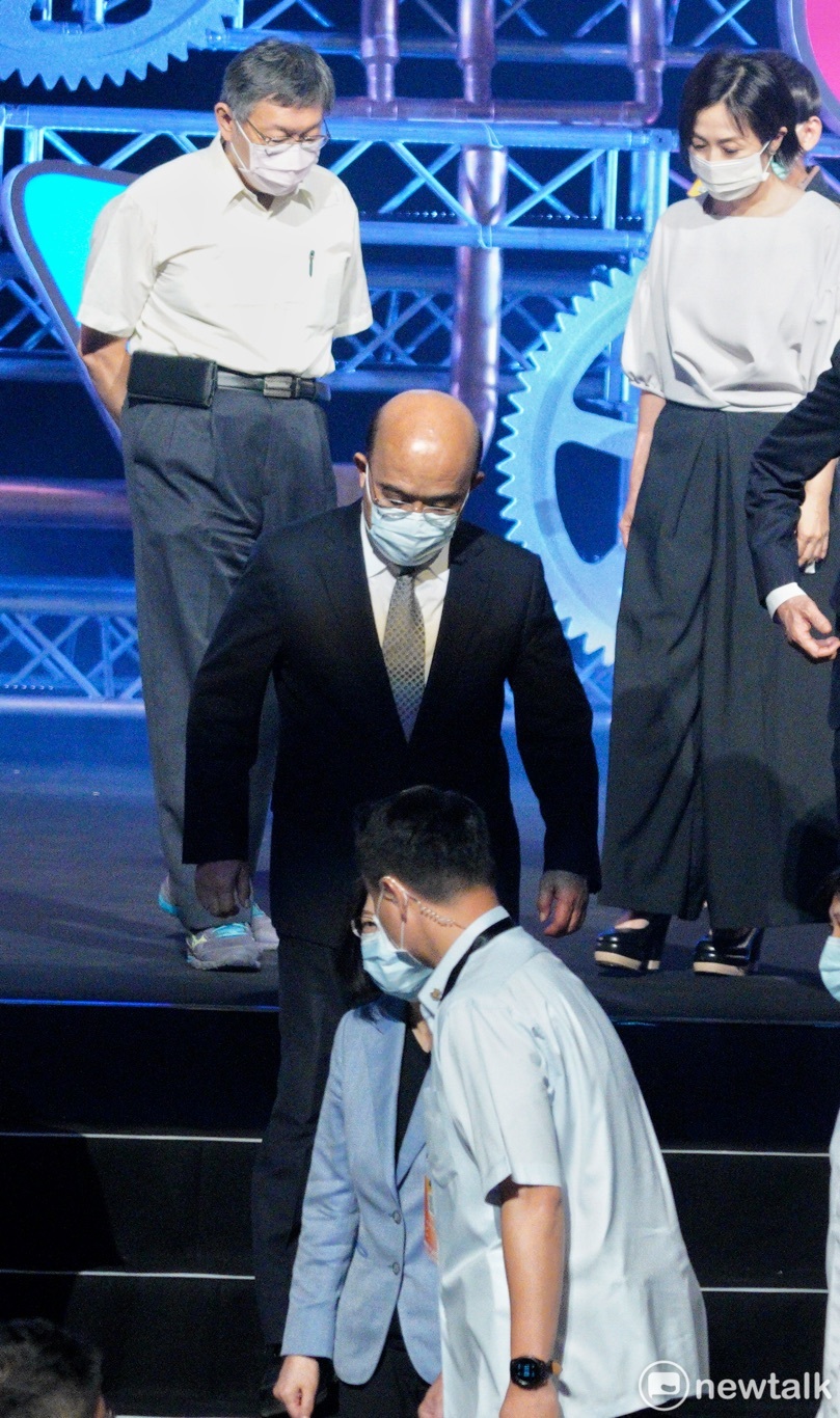 總統蔡英文與台北市長柯文哲共同出席台北流行音樂中心開幕典禮,但儀式中兩人並無互動。 圖:張良一/攝 總統蔡英文與台北市長柯文哲共同出席台北流行音樂中心開幕典禮,但儀式中兩人並無互動。 圖:張良一/攝
