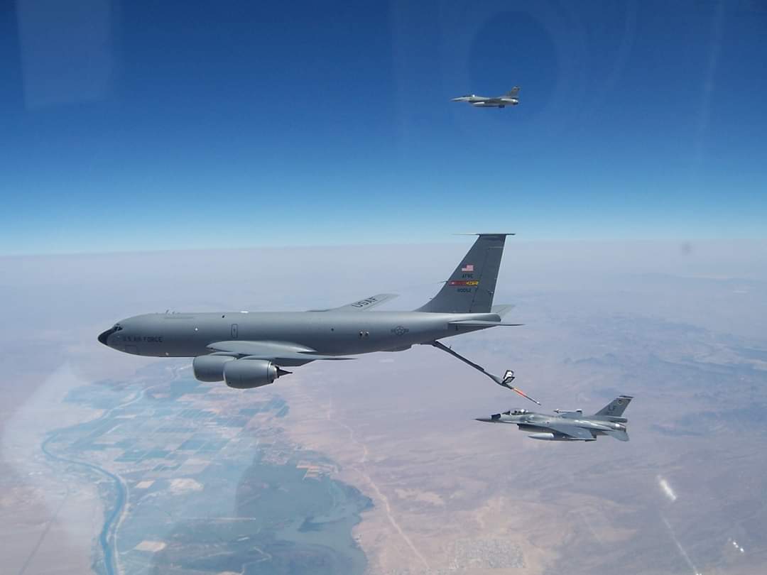 第21戰鬥機中隊依照F-16戰機的訓練計畫,和美軍空中加油機在美國洛克空軍基地執行空中加油任務。 圖:擷取自美國在台協會 AIT臉書 第21戰鬥機中隊依照F-16戰機的訓練計畫,和美軍空中加油機在美國洛克空軍基地執行空中加油任務。 圖:擷取自美國在台協會 AIT臉書