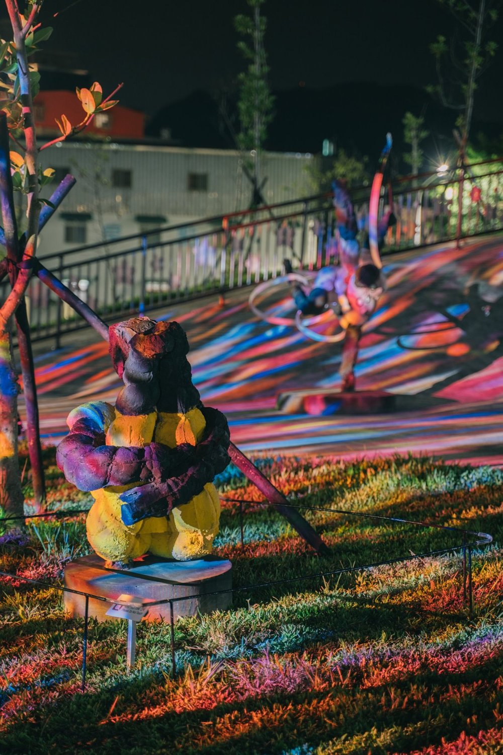 周六夜朱銘《人間系列》作品搭配百花爭艷的光雕,在櫻花公園閃爍耀眼地與大家共舞。 圖:翻攝自朱銘美術館臉書 周六夜朱銘《人間系列》作品搭配百花爭艷的光雕,在櫻花公園閃爍耀眼地與大家共舞。 圖:翻攝自朱銘美術館臉書