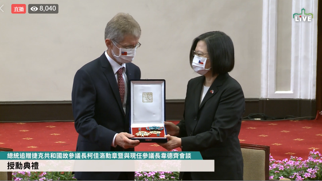總統蔡英文追贈已故捷克前議長柯佳洛「特種大綬卿雲勳章」,並由捷克參議院議長韋德齊(Miloš Vystrčil)代為接受。 圖:擷取自蔡英文 Tsai Ing-wen臉書 總統蔡英文追贈已故捷克前議長柯佳洛「特種大綬卿雲勳章」,並由捷克參議院議長韋德齊(Miloš Vystrčil)代為接受。 圖:擷取自蔡英文 Tsai Ing-wen臉書