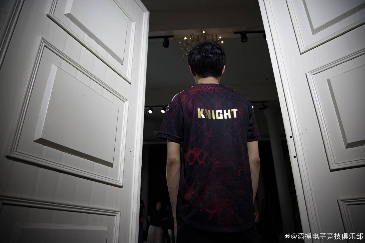 ESPN 評選TOP20 的榜首是來自 LPL 夏季冠軍隊伍 TES 的中路選手 Knight 圖:翻攝自 TES 官方微博 ESPN 評選TOP20 的榜首是來自 LPL 夏季冠軍隊伍 TES 的中路選手 Knight 圖:翻攝自 TES 官方微博