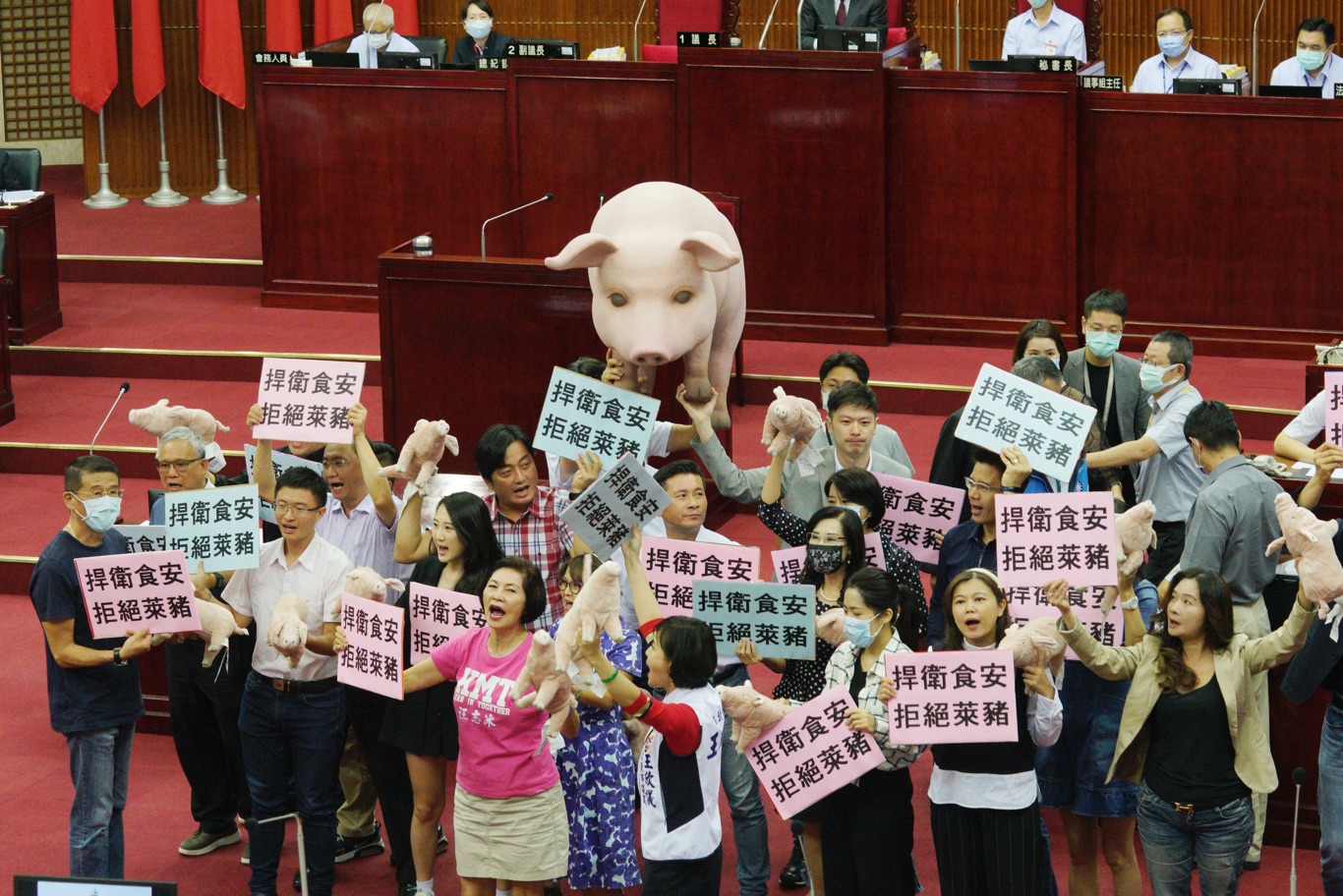 國民黨台北市議會黨團圍堵台北市長柯文哲要求台北市政府拒絕萊豬,捍衛食安。 圖:張良一 / 攝 國民黨台北市議會黨團圍堵台北市長柯文哲要求台北市政府拒絕萊豬,捍衛食安。 圖:張良一 / 攝
