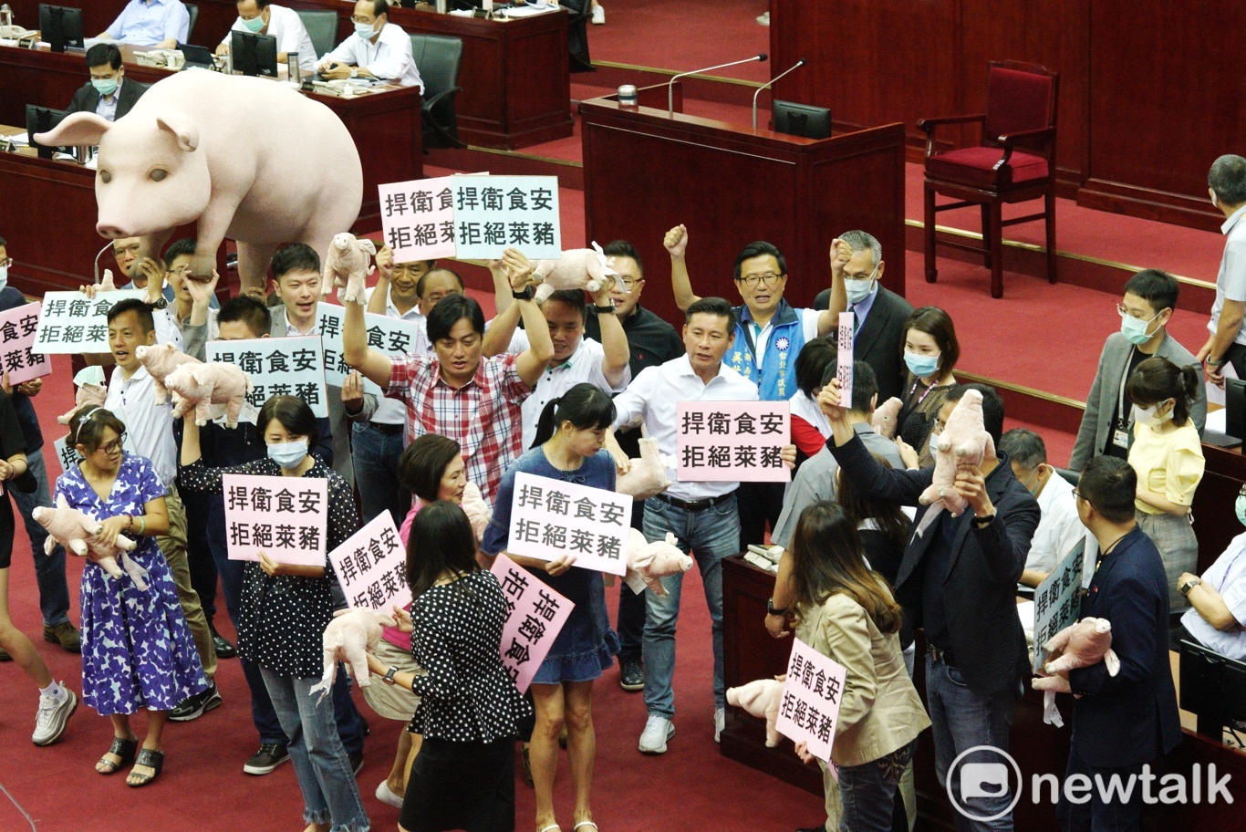 國民黨台北市議會黨團圍堵台北市長柯文哲要求台北市政府拒絕萊豬,捍衛食安。 圖:張良一 / 攝 國民黨台北市議會黨團圍堵台北市長柯文哲要求台北市政府拒絕萊豬,捍衛食安。 圖:張良一 / 攝