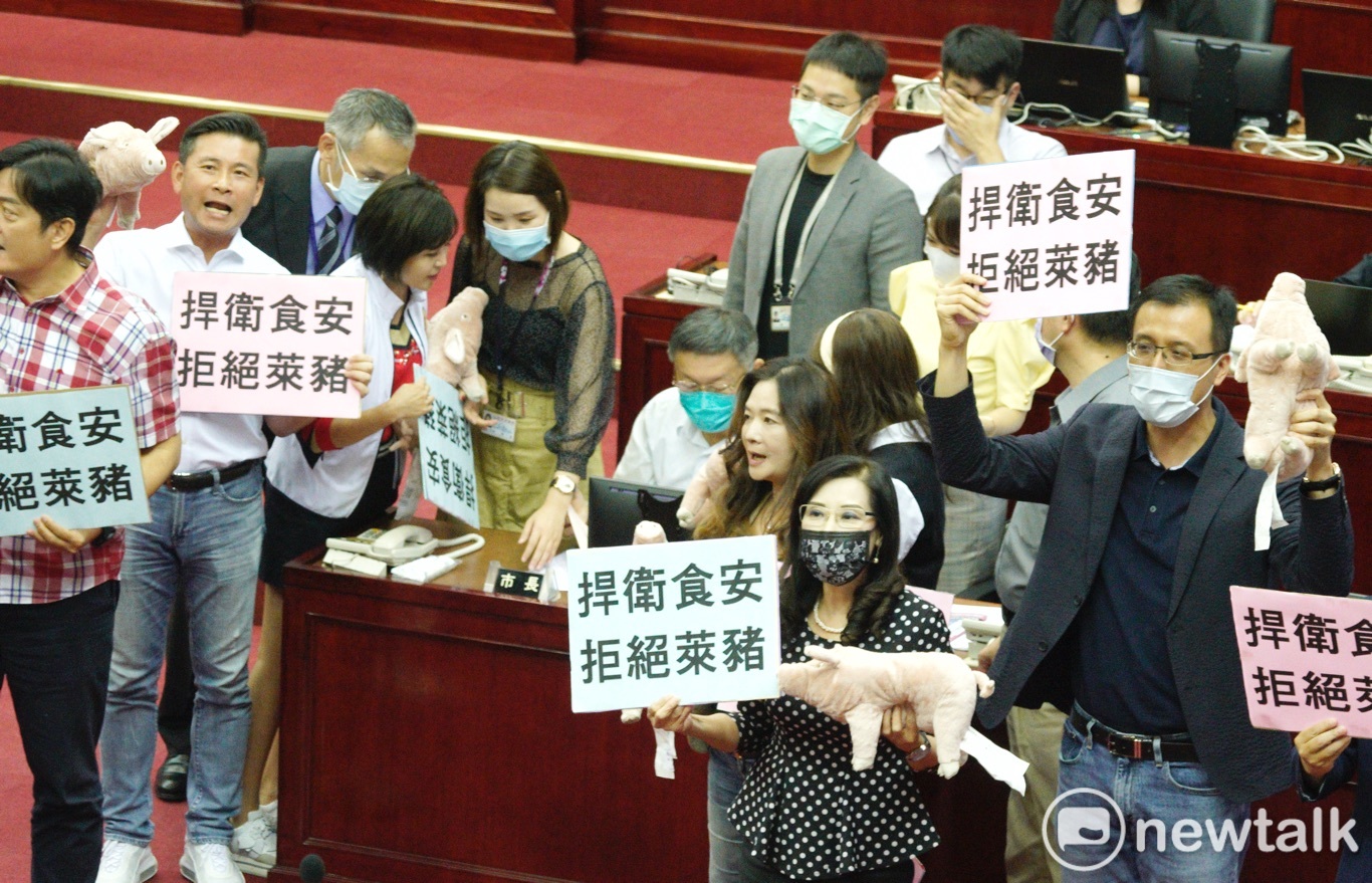 國民黨台北市議會黨團圍堵台北市長柯文哲要求台北市政府拒絕萊豬,捍衛食安。 圖:張良一 / 攝 國民黨台北市議會黨團圍堵台北市長柯文哲要求台北市政府拒絕萊豬,捍衛食安。 圖:張良一 / 攝