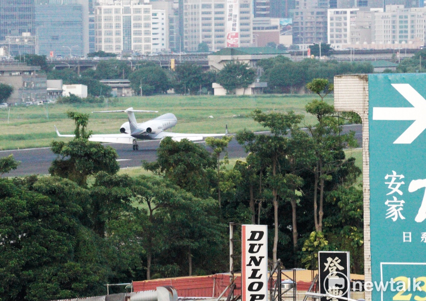 搭載美國務次卿克拉奇等一行的灣流G550專機於下午5:26抵達台北松山機場。 圖:張良一攝 搭載美國務次卿克拉奇等一行的灣流G550專機於下午5:26抵達台北松山機場。 圖:張良一攝
