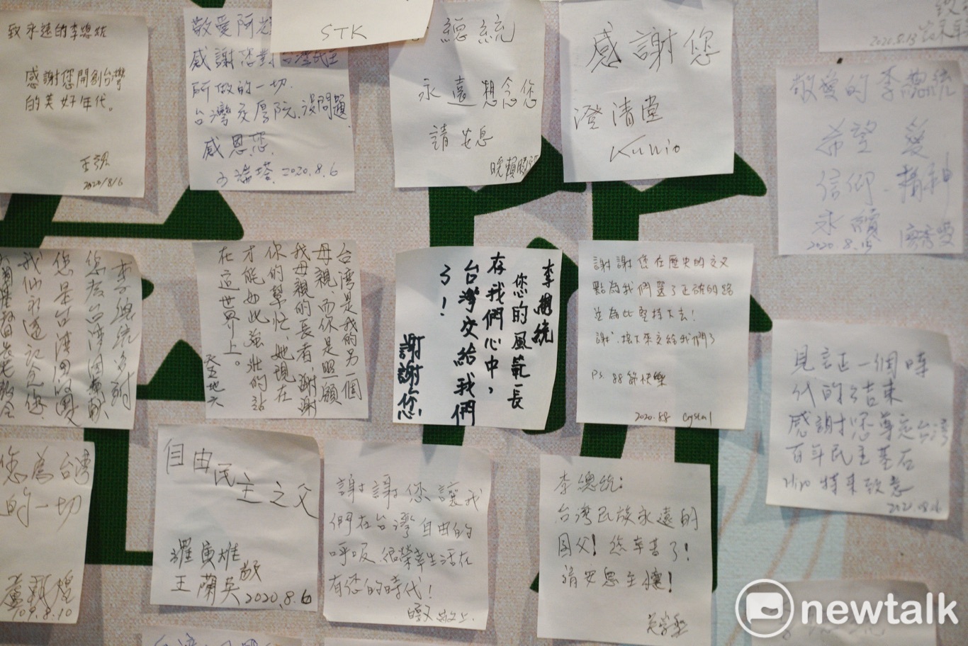 向故李登輝前總統致意的小卡片貼滿淡江中學的體育館。 圖:張良一/攝 向故李登輝前總統致意的小卡片貼滿淡江中學的體育館。 圖:張良一/攝