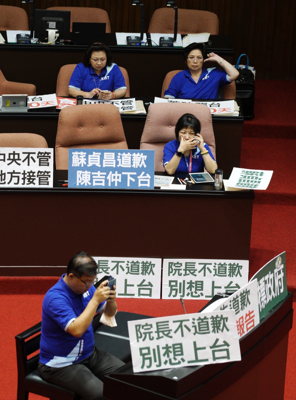 國民黨籍立委在立法院議場內霸佔官員席、備詢檯,要求行政院長蘇貞昌道歉、農委會主委陳吉仲下台才可以繼續進行備詢。 圖:張良一/攝 國民黨籍立委在立法院議場內霸佔官員席、備詢檯,要求行政院長蘇貞昌道歉、農委會主委陳吉仲下台才可以繼續進行備詢。 圖:張良一/攝