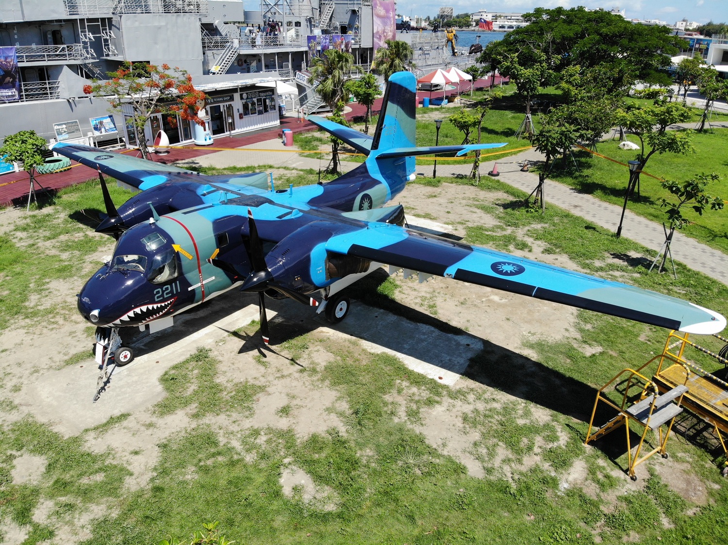 S-2T 反潛機有獨特塗裝,機頭還是鯊魚圖案,不僅軍事迷喜愛,也吸引一般民眾目光。 圖:台南市觀旅局/提供 S-2T 反潛機有獨特塗裝,機頭還是鯊魚圖案,不僅軍事迷喜愛,也吸引一般民眾目光。 圖:台南市觀旅局/提供