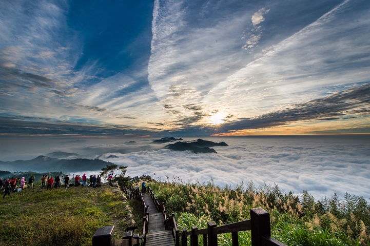 二延平步道列隙頂三寶之一 (茶園步道、雲瀑雲海、夕照),美景在此一網打盡。 圖:嘉義縣文化觀光局/提供 來嘉健行!12條步道一覽瀑布雲海鐵道壯麗風光