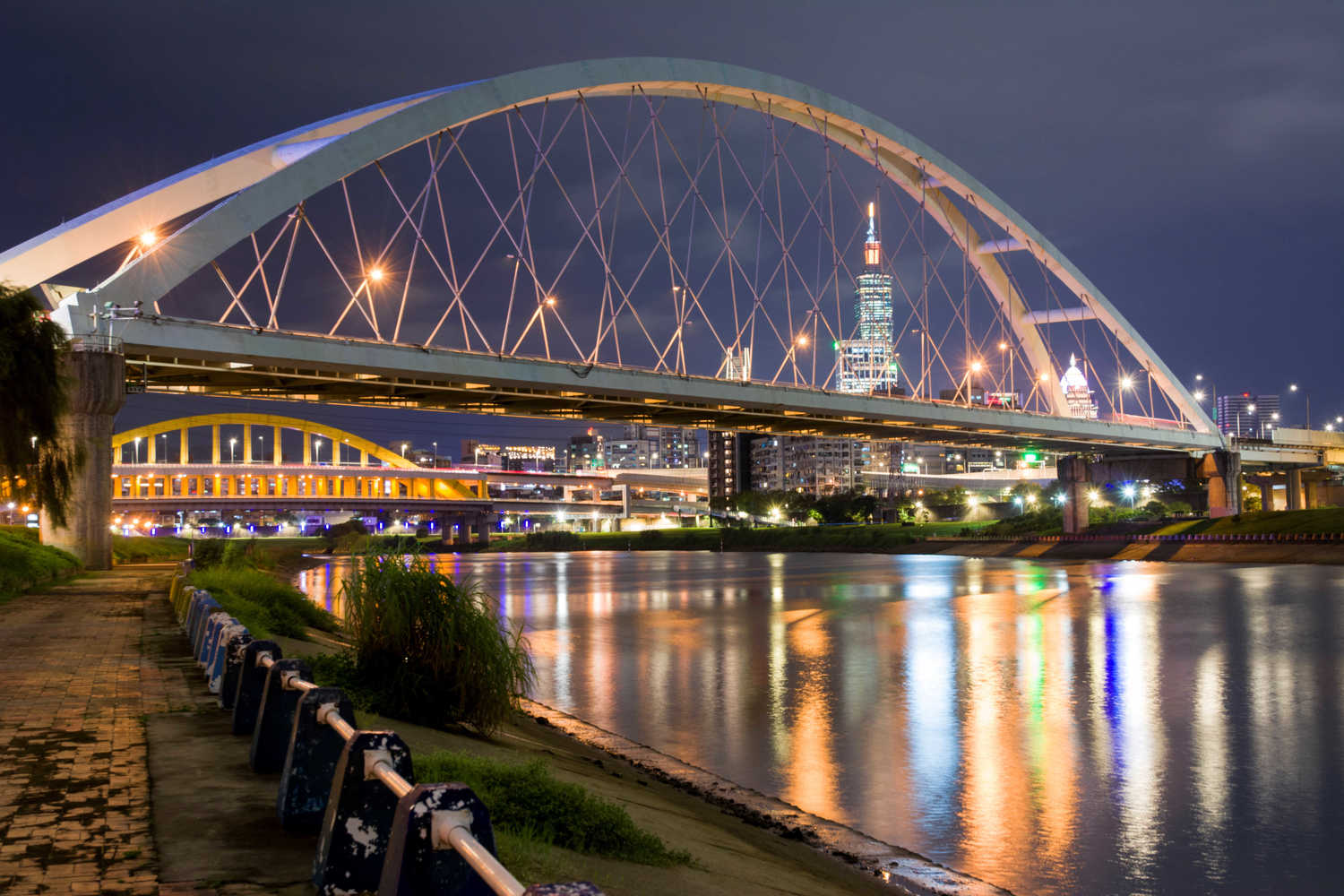 彩虹河濱公園可看到101大樓,夜景璀璨。 圖:北市水利處/提供 彩虹河濱公園可看到101大樓,夜景璀璨。 圖:北市水利處/提供