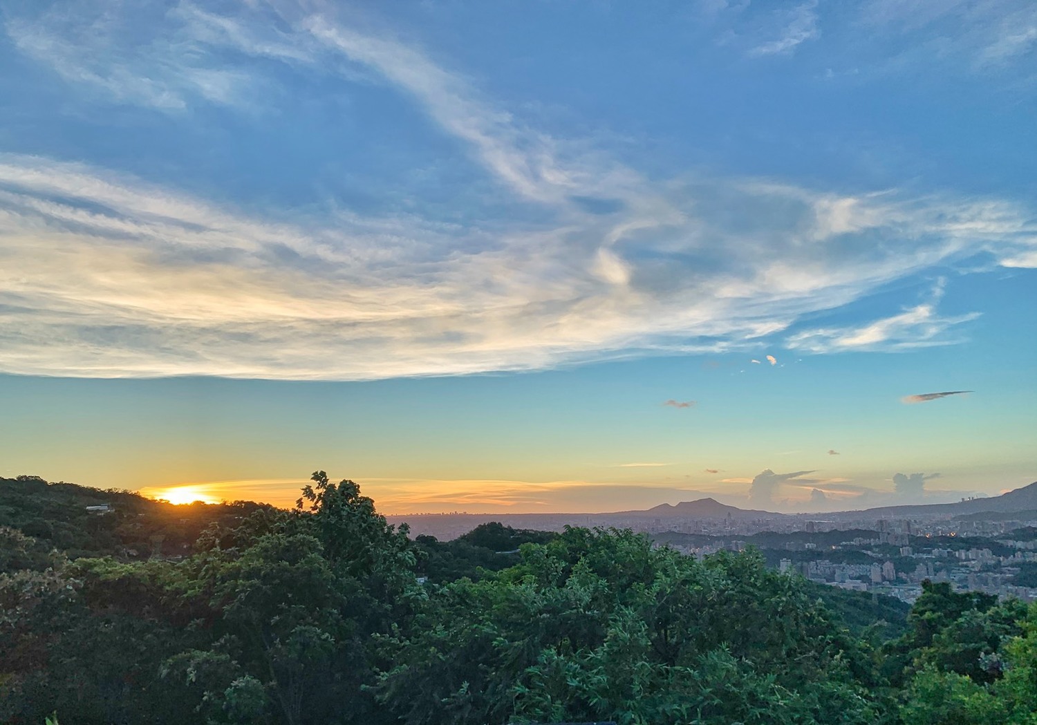 貓空踏青,遠眺台北盆地壯闊美景。 圖:台北市產發局/提供 認真玩台北!4條輕旅行路線挖掘隱藏好店好食
