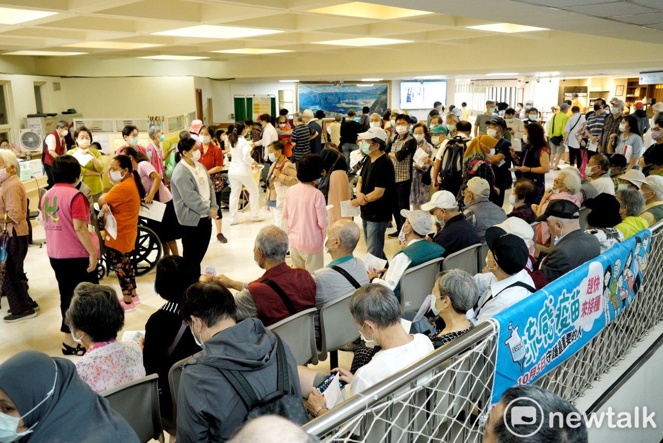 流感疫苗接種首日,北市仁愛醫院擠滿了準備接種疫苗的認潮。 圖:張良一 / 攝 流感疫苗接種首日,北市仁愛醫院擠滿了準備接種疫苗的認潮。 圖:張良一 / 攝