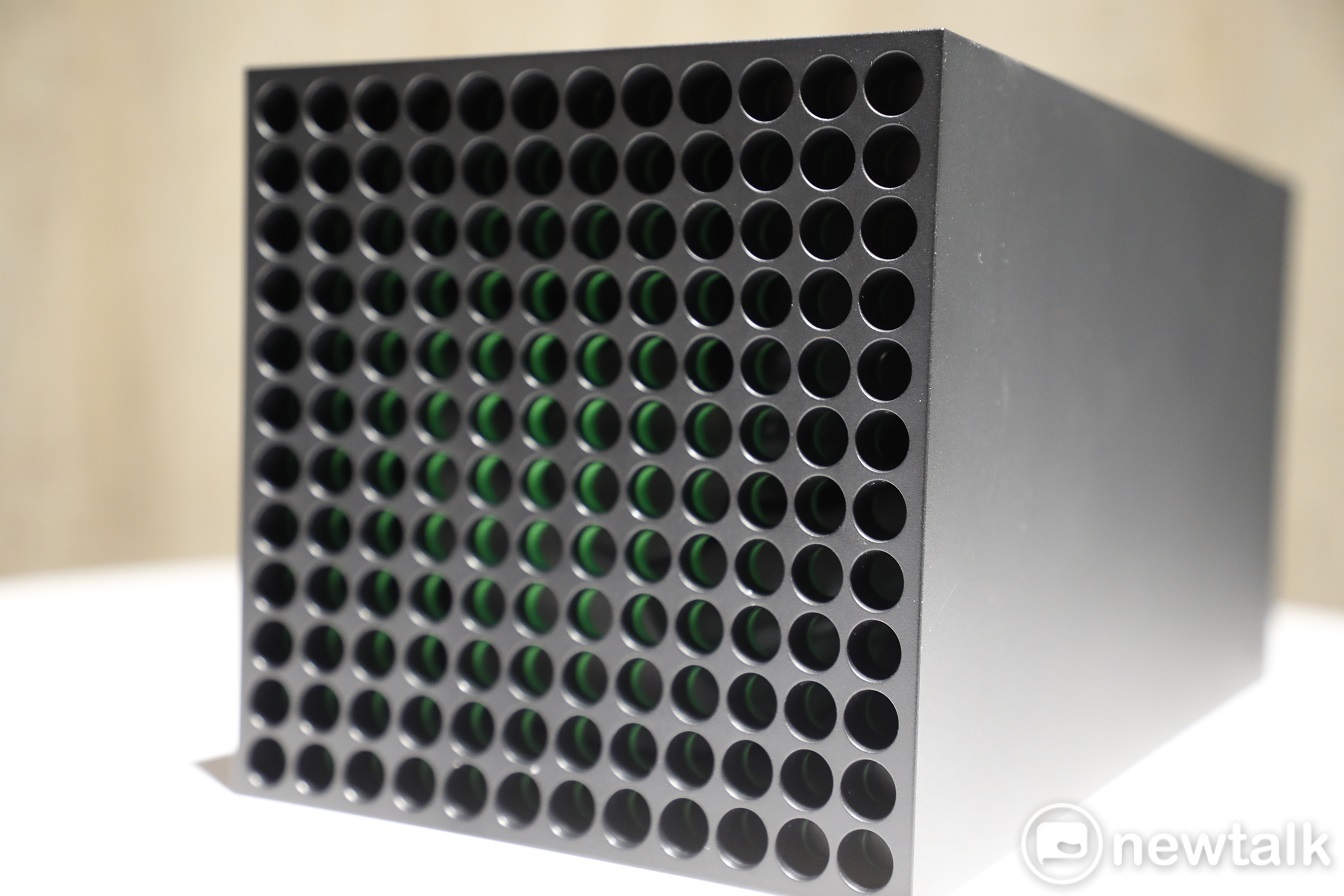 Xbox Series X 的排熱孔黑綠配色頗具巧思 圖:蔡幸秀/攝 Xbox Series X 的排熱孔黑綠配色頗具巧思 圖:蔡幸秀/攝