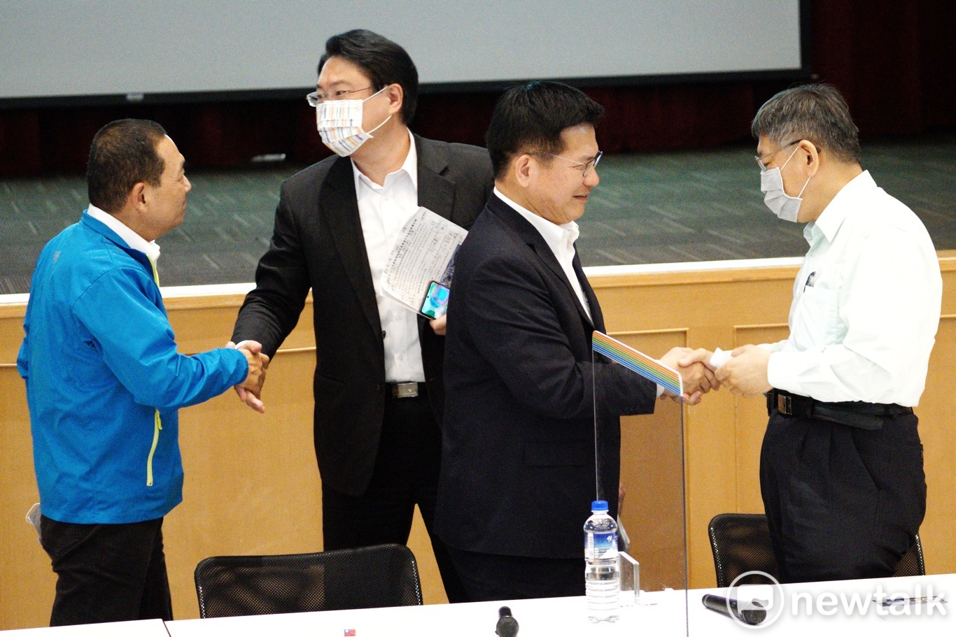交通部長林佳龍、台北市長柯文哲、新北市長侯友宜和基隆市長林右昌出席北北基軌道路網政策溝通平台起始會議共識說明會。 圖:張良一 / 攝 交通部長林佳龍、台北市長柯文哲、新北市長侯友宜和基隆市長林右昌出席北北基軌道路網政策溝通平台起始會議共識說明會。 圖:張良一 / 攝