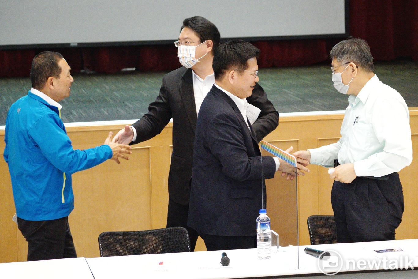 交通部長林佳龍、台北市長柯文哲、新北市長侯友宜和基隆市長林右昌出席北北基軌道路網政策溝通平台起始會議共識說明會。 圖:張良一 / 攝 交通部長林佳龍、台北市長柯文哲、新北市長侯友宜和基隆市長林右昌出席北北基軌道路網政策溝通平台起始會議共識說明會。 圖:張良一 / 攝