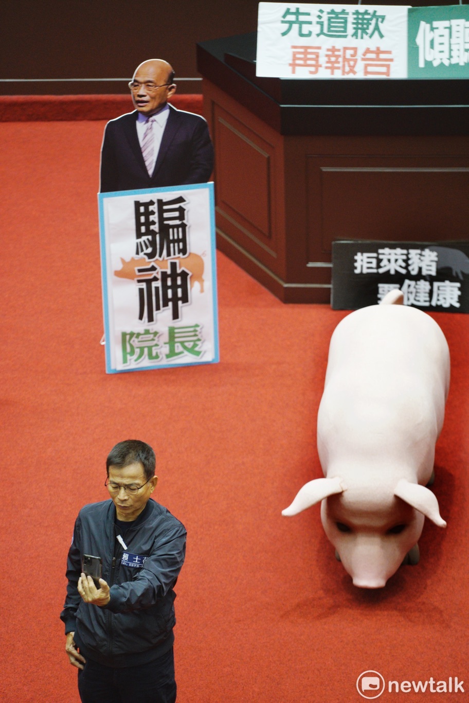 國民黨立委第四度佔領立法院議場,國民黨團表示,若蔡總統願意赴立法院進行國情報告,國民黨團不會進行議事杯葛。 圖:張良一/攝 國民黨立委第四度佔領立法院議場,國民黨團表示,若蔡總統願意赴立法院進行國情報告,國民黨團不會進行議事杯葛。 圖:張良一/攝