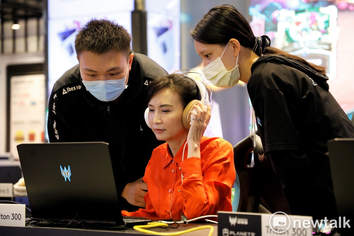 汪用和與北科大學生專心討論出牌。 圖:簡育詮/攝 汪用和與北科大學生專心討論出牌。 圖:簡育詮/攝