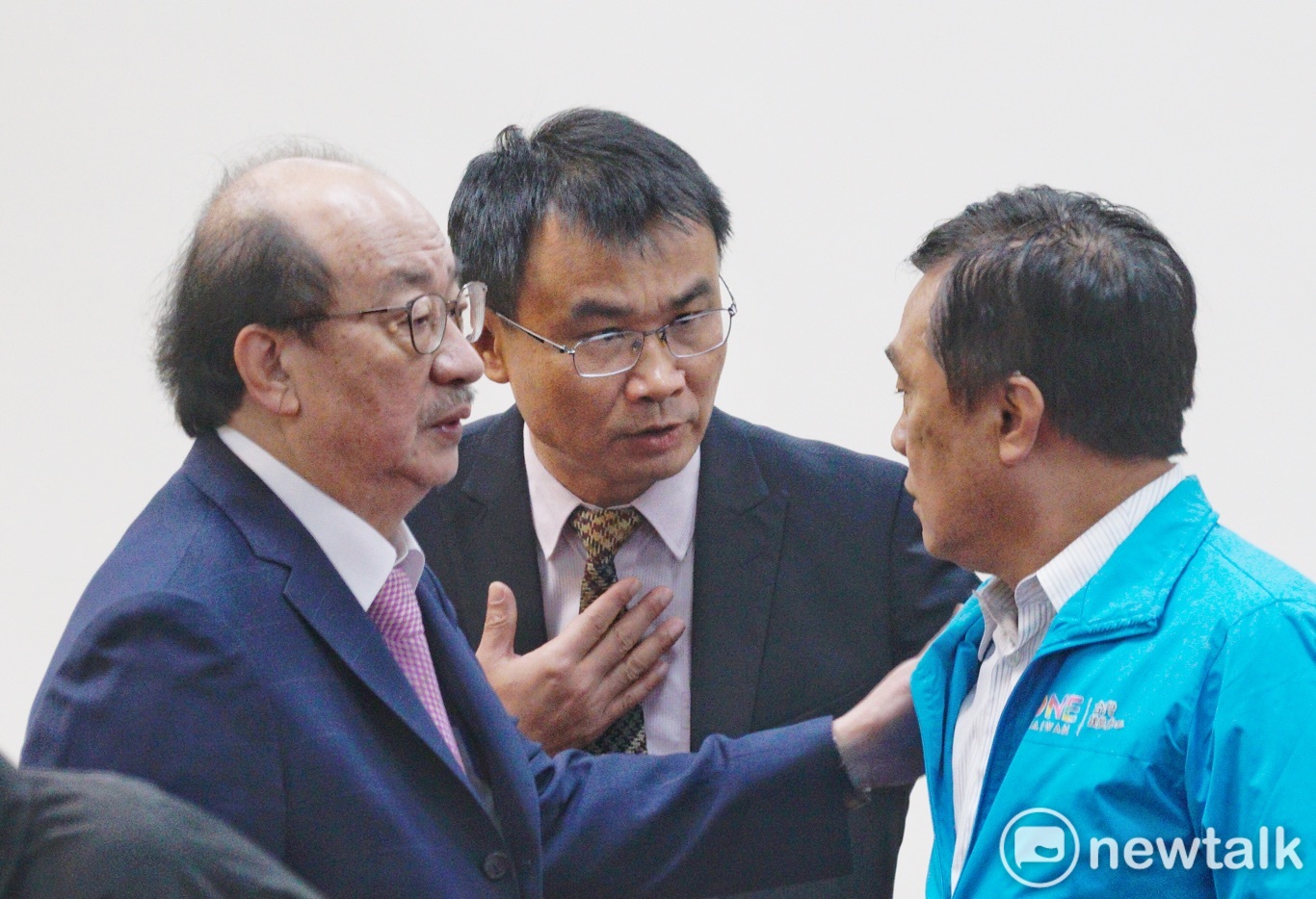 立院經濟委員會上午審查農委會防檢局預算案,民進黨團總召、國民黨立委翁重鈞和農委會主委陳吉仲交換意見。 圖:張良一/攝 立院經濟委員會上午審查農委會防檢局預算案,民進黨團總召、國民黨立委翁重鈞和農委會主委陳吉仲交換意見。 圖:張良一/攝