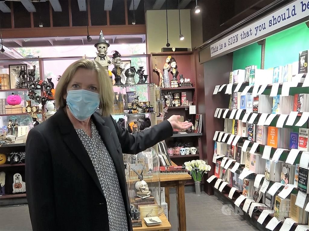 南加州最大、歷史最久的獨立書店弗羅曼書店（Vroman’s Bookstore）執行長高里蕭（Julia Cowlishaw）（圖）介紹店員推薦書牆面。 圖：中央社／提供