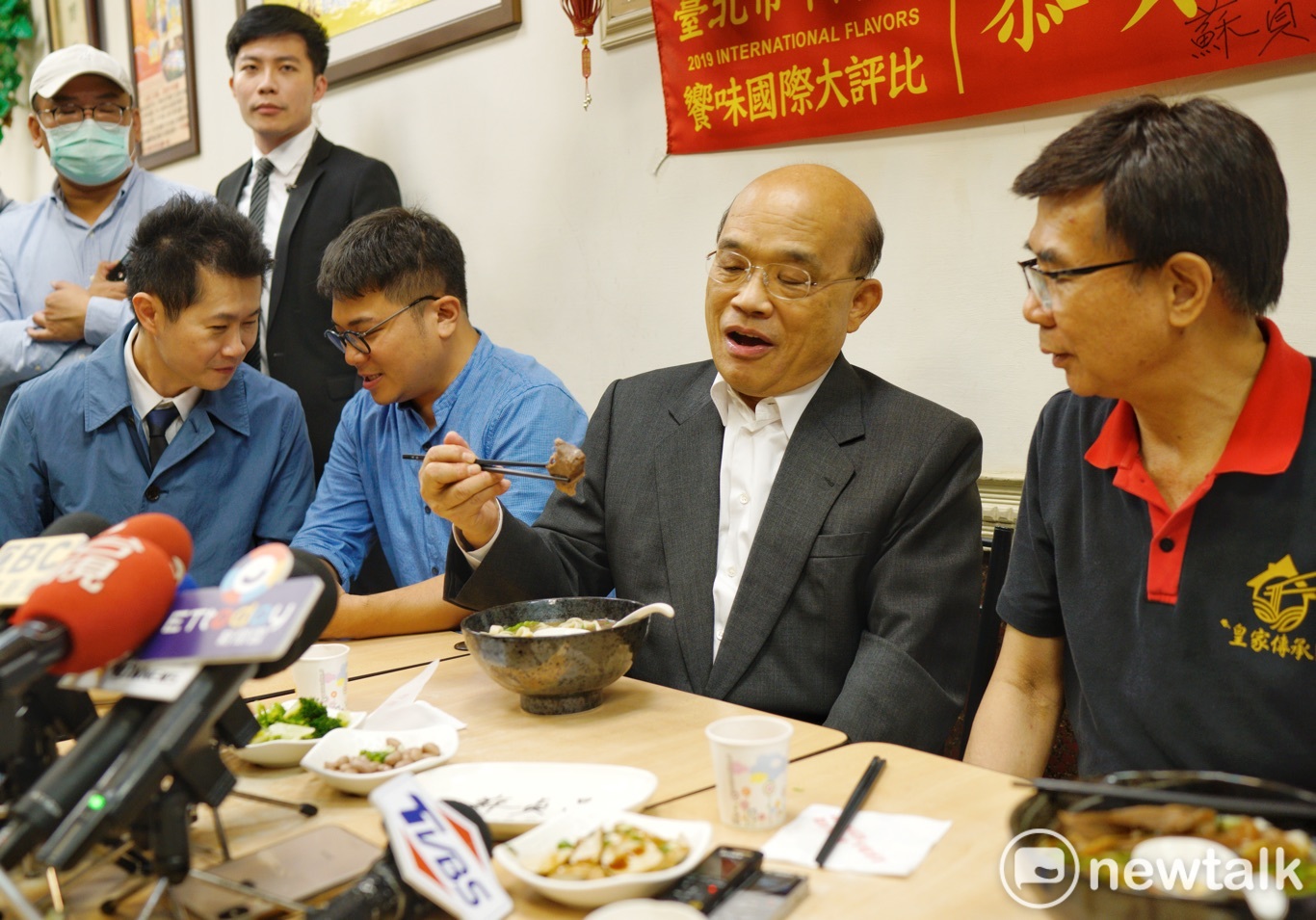行政院長蘇貞昌傍晚帶著丁怡銘到板橋皇家傳承牛肉麵店向老闆致歉,並品嚐店內的冠軍牛肉麵,誇讚老闆的牛肉麵好吃。 圖:張良一/攝 行政院長蘇貞昌傍晚帶著丁怡銘到板橋皇家傳承牛肉麵店向老闆致歉,並品嚐店內的冠軍牛肉麵,誇讚老闆的牛肉麵好吃。 圖:張良一/攝