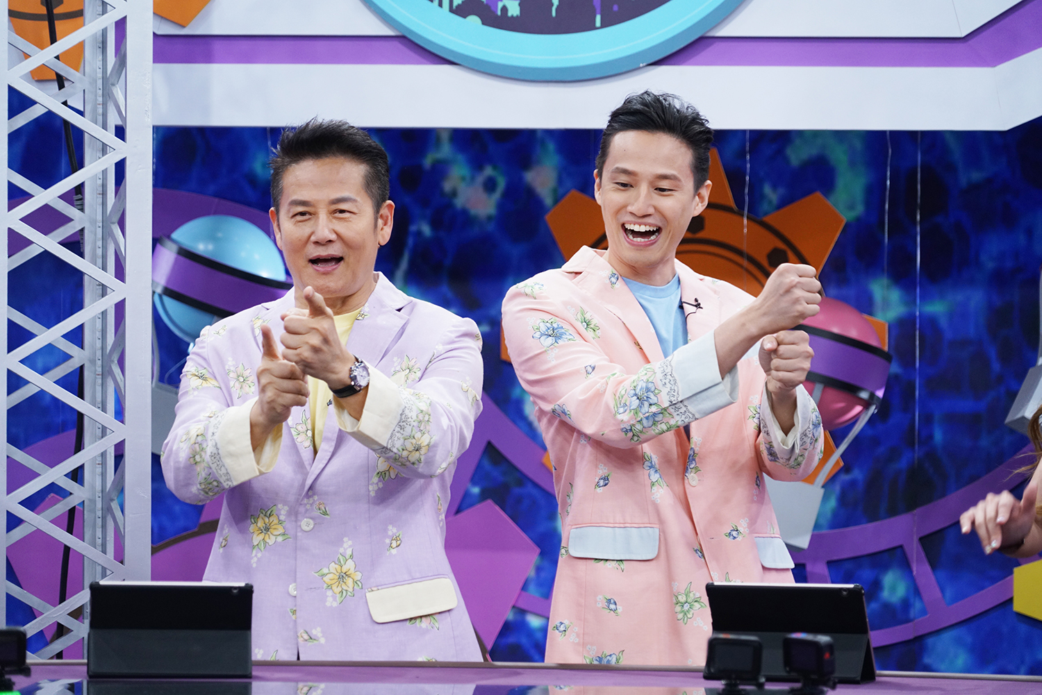 乃哥在節目中自曝兒子徐新洋(右)曾有過當DJ夢 圖：狼谷育樂台提供