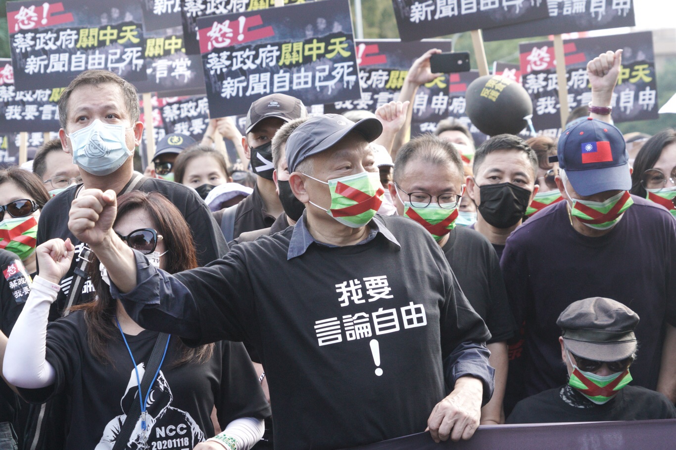 財團老闆蔡衍明走上街頭加入秋鬥 高喊「無敵鐵金剛，站在正義一方」