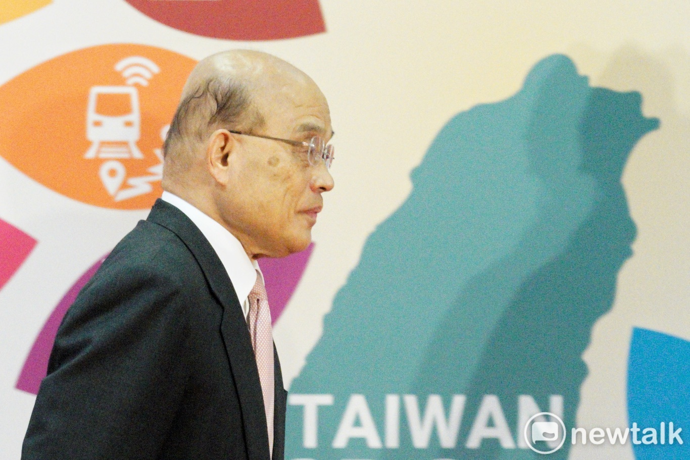 行政院長蘇貞昌在政院為109國家永續發展頒獎得獎者頒獎。 圖:張良一/攝 行政院長蘇貞昌在政院為109國家永續發展頒獎得獎者頒獎。 圖:張良一/攝