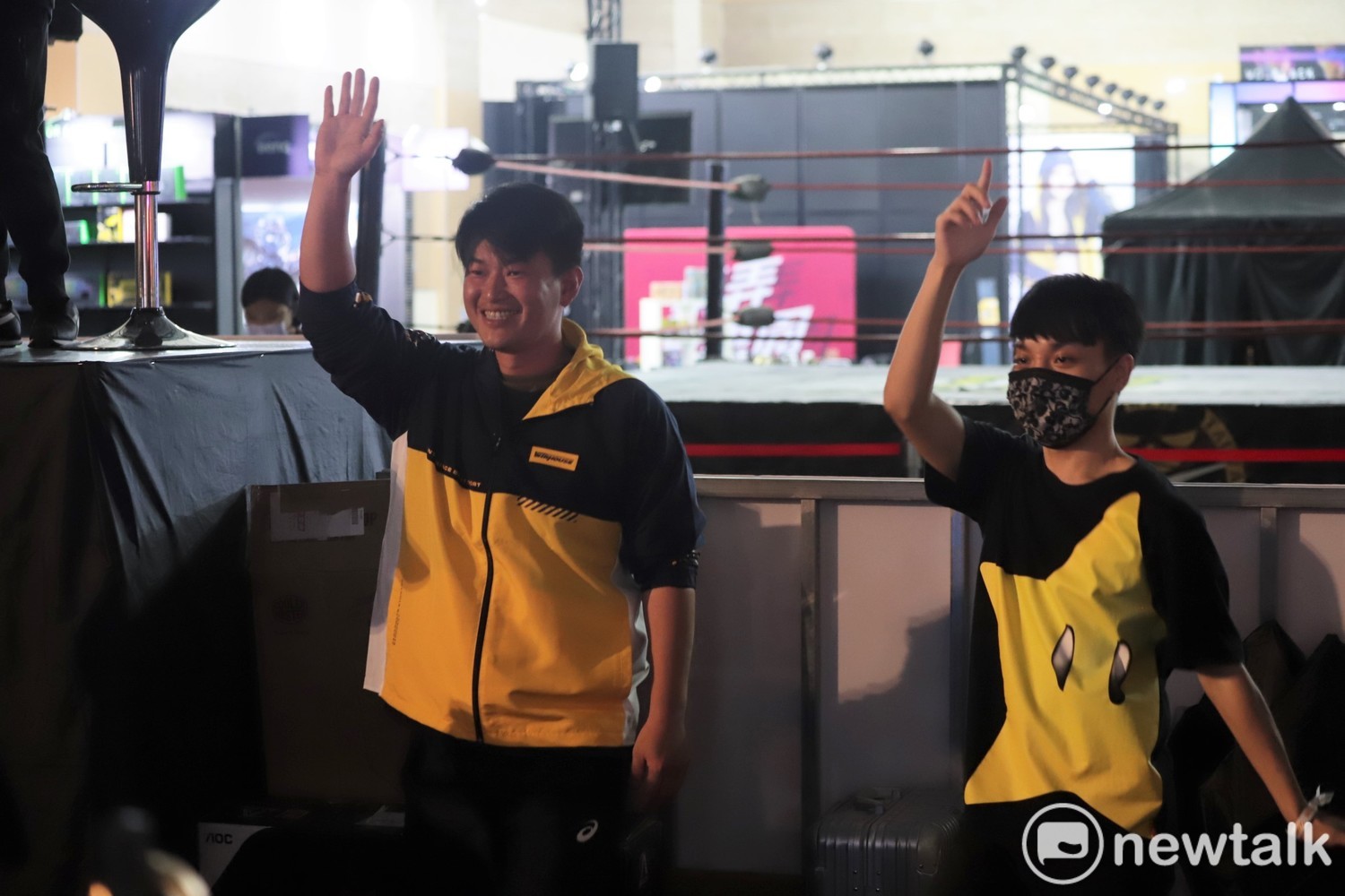 陳柏惟(左)活動前技癢與現場玩家玩起Just Dance遊戲。 圖:簡育詮/攝 陳柏惟(左)活動前技癢與現場玩家玩起Just Dance遊戲。 圖:簡育詮/攝