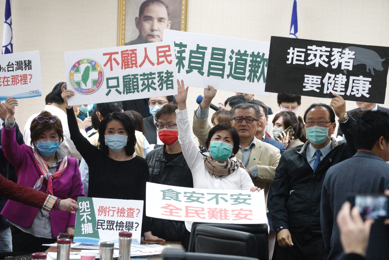 立法院經濟委員會今早審查美萊豬相關議案，國民黨立委反對全案停止討論送出委員會。 圖：張良一/攝