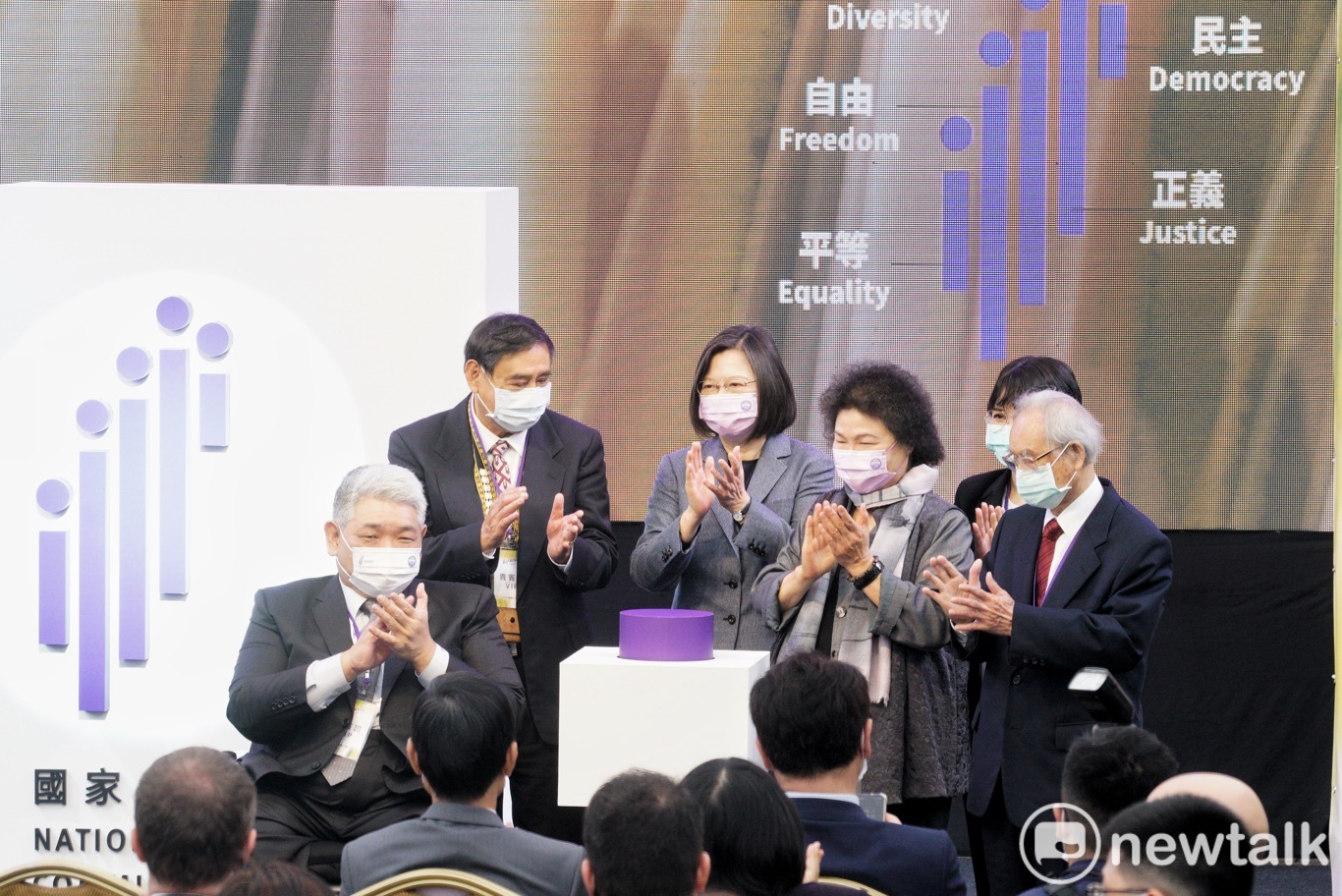 今日是國際人權日,監察院國家人權委員會舉行「台灣人權阿普貴(UPGRADE)」,並邀請總統蔡英文、立委及外國駐台貴賓及民間團體出席,同時也公佈「兩公約第三次國家報告獨立評估意見」。 圖:張良一/攝 今日是國際人權日,監察院國家人權委員會舉行「台灣人權阿普貴(UPGRADE)」,並邀請總統蔡英文、立委及外國駐台貴賓及民間團體出席,同時也公佈「兩公約第三次國家報告獨立評估意見」。 圖:張良一/攝