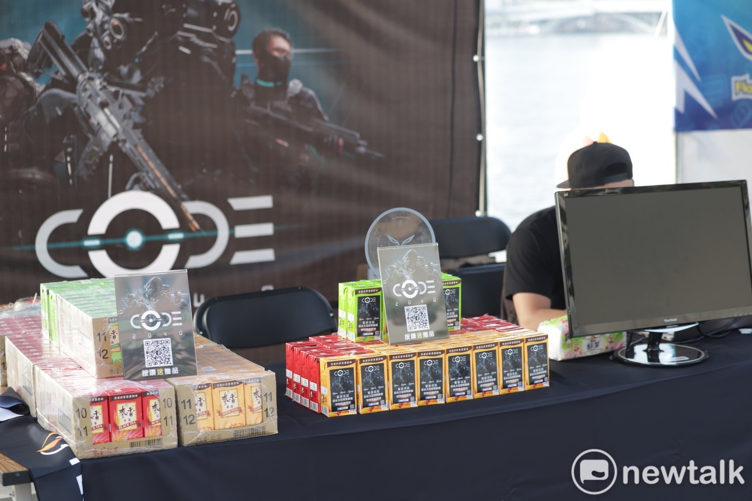 玩家只要在《CODE 2040》攤位掃描QR Code就可以兌換飲料暢遊高雄電競嘉年華。 圖：簡育詮/攝