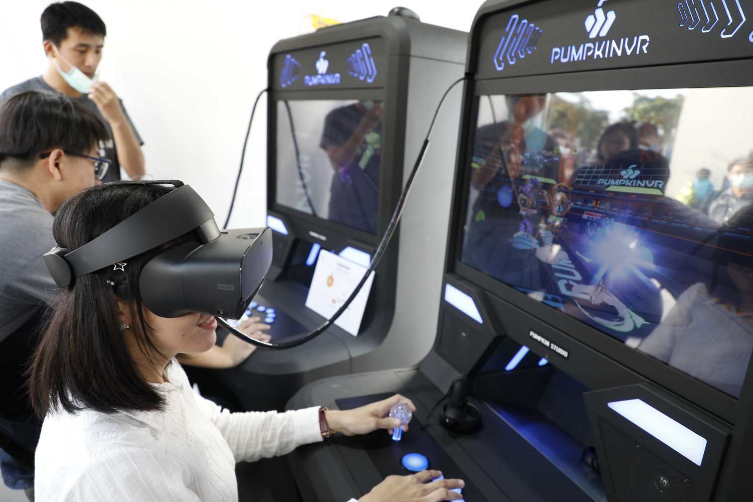 高雄市議員鄭孟洳議員體驗南瓜虛擬科技所開發的VR遊戲。 圖：陳耀宗／攝