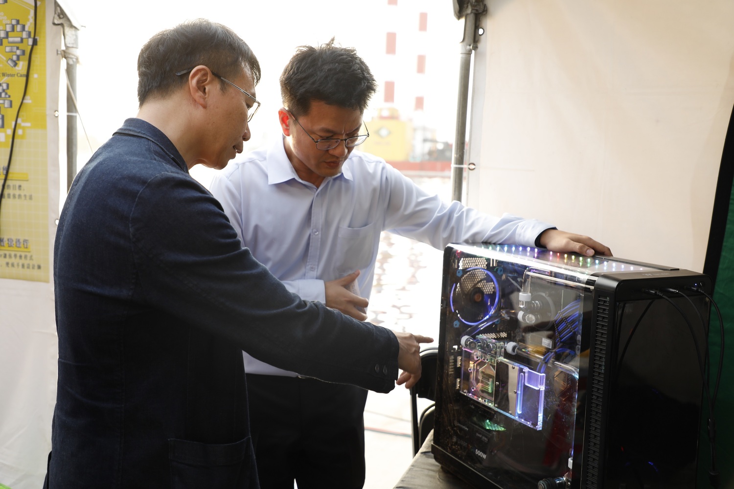 立志中學展示水冷主機。 圖:TESL提供 立志中學展示水冷主機。 圖:TESL提供