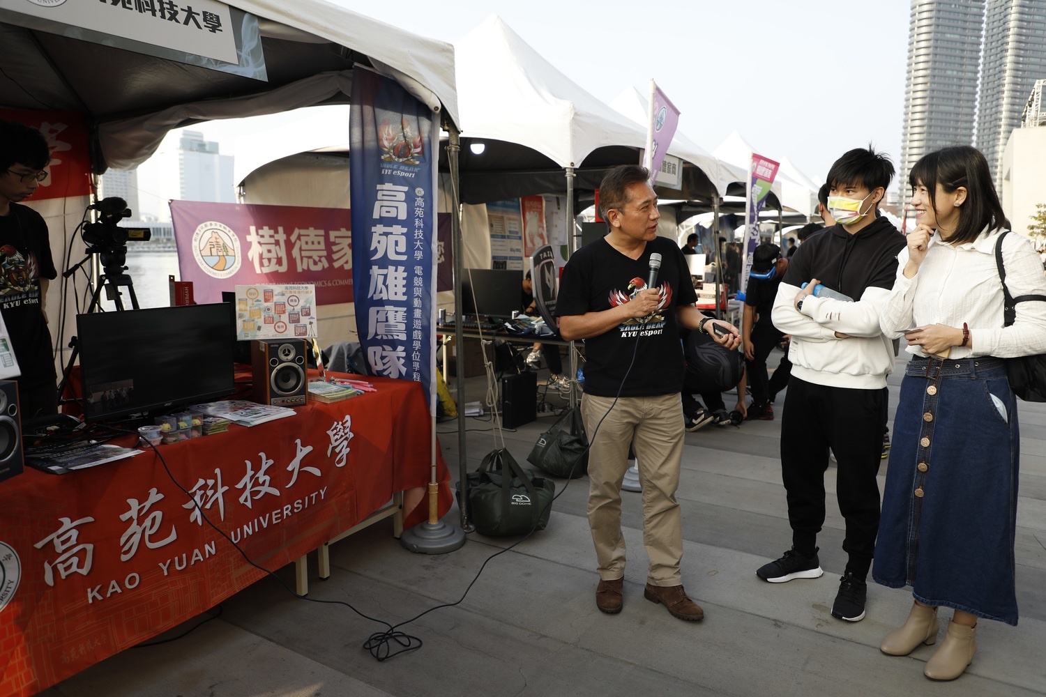 高雄市議員鄭孟洳聽取高苑科大攤位介紹。 圖:TESL提供 高雄市議員鄭孟洳聽取高苑科大攤位介紹。 圖:TESL提供