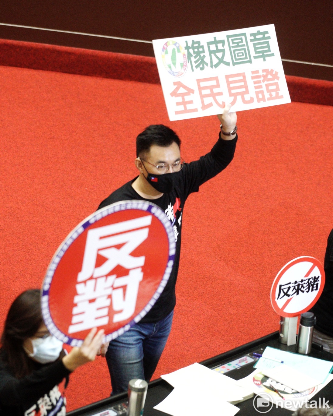 立法院院會今進行萊豬表決大戰,國民黨立委江啟臣在表決時高舉「民進黨橡皮圖章全民見證」手舉牌。 圖:張良一/攝 立法院院會今進行萊豬表決大戰,國民黨立委江啟臣在表決時高舉「民進黨橡皮圖章全民見證」手舉牌。 圖:張良一/攝