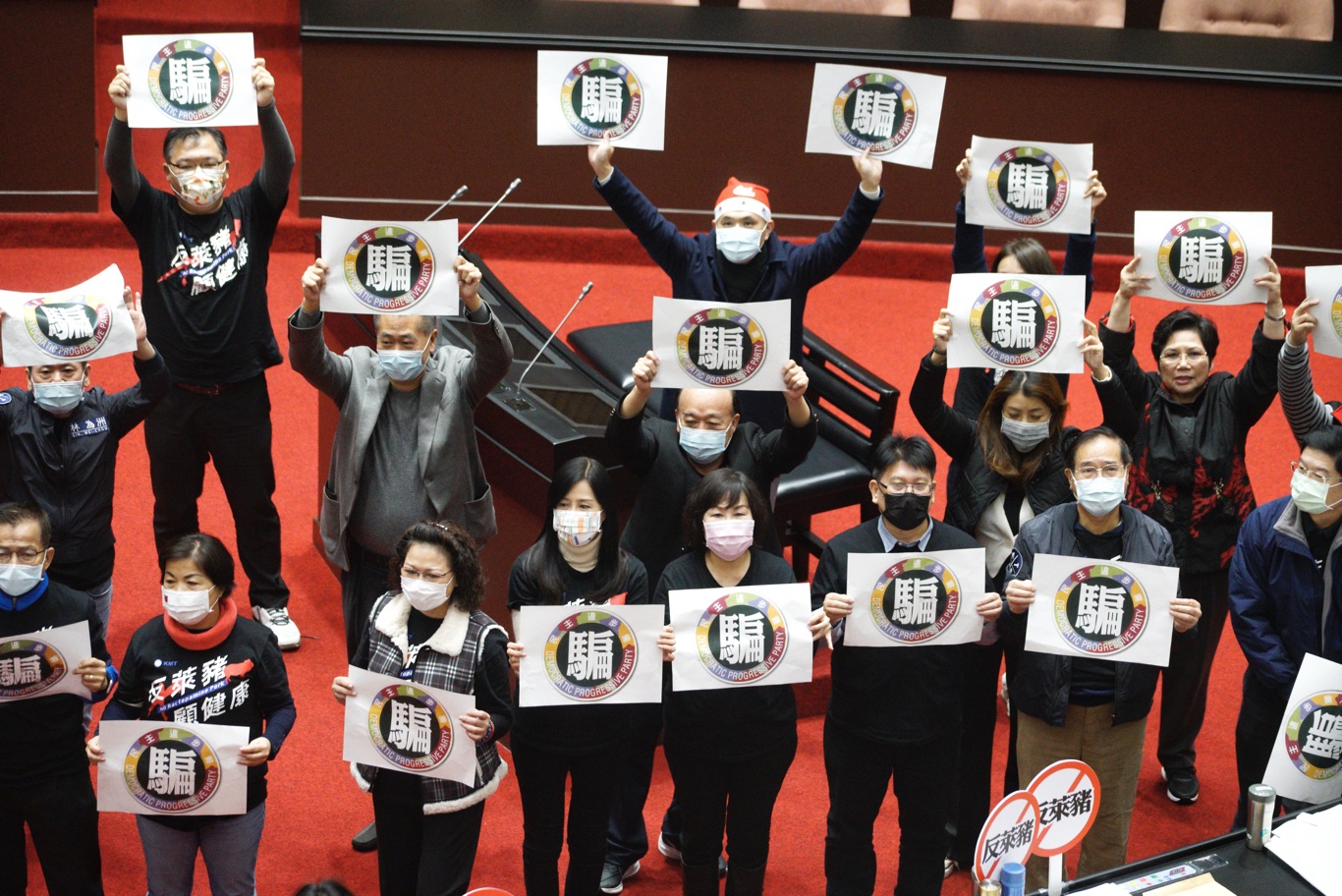 立法院院會今進行萊豬表決大戰,國民黨立委在表決時高舉「騙」手舉牌。 圖:張良一/攝 立法院院會今進行萊豬表決大戰,國民黨立委在表決時高舉「騙」手舉牌。 圖:張良一/攝