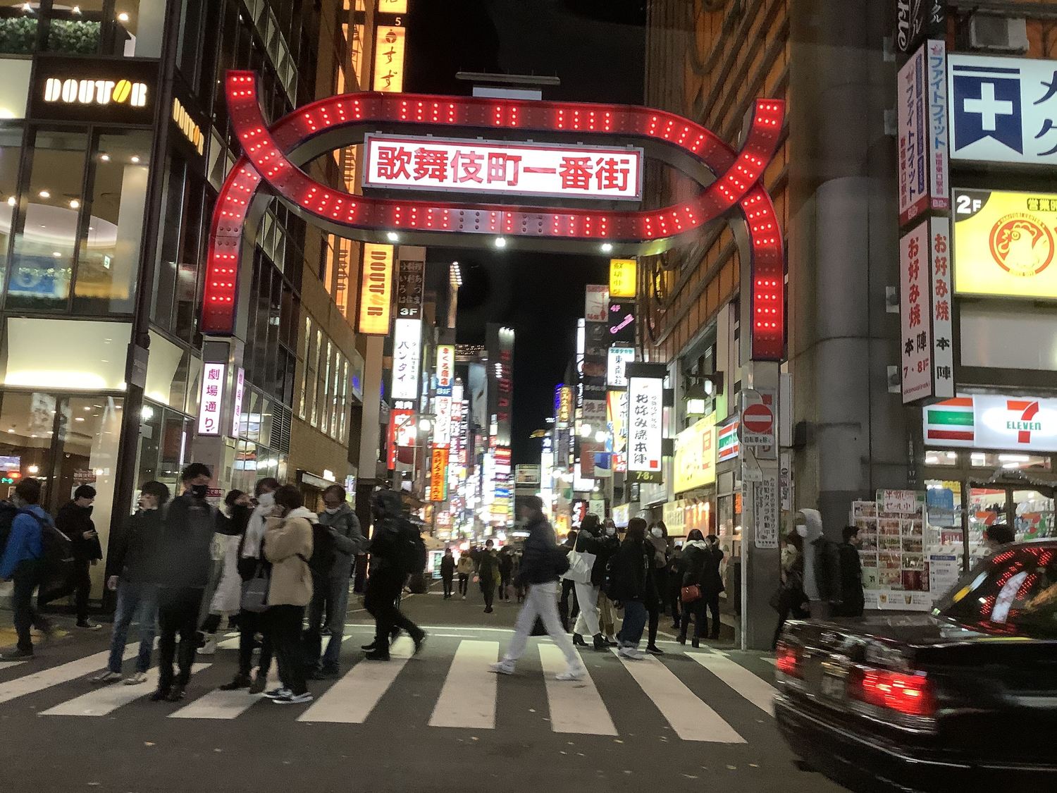 因為小池只要求65歲以上的人自肅,為了二階及東奧不肯叫停goto ,造成年輕人趴趴走,遊樂氣氛洋溢 圖:劉黎兒攝影 因為小池只要求65歲以上的人自肅,為了二階及東奧不肯叫停goto ,造成年輕人趴趴走,遊樂氣氛洋溢 圖:劉黎兒攝影