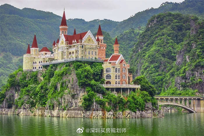 貴州興義萬峰湖吉隆堡酒店 圖:翻攝自微博 貴州興義萬峰湖吉隆堡酒店 圖:翻攝自微博