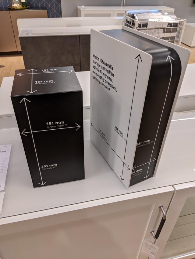 IKEA特別打造了PS5、Xbox Series X一比一的紙模型,方便消費者比對適合擺放遊戲主機的電視櫃。 圖:翻攝自Reddit IKEA特別打造了PS5、Xbox Series X一比一的紙模型,方便消費者比對適合擺放遊戲主機的電視櫃。 圖:翻攝自Reddit