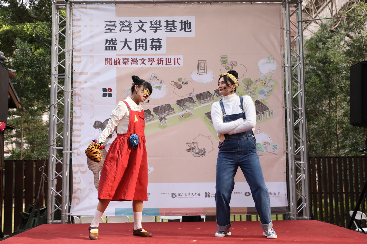 民進黨立委賴品妤cosplay齊齊,與夾腳拖劇團成員扮演的阿飛一同介紹台文基。 圖/文化部提供 民進黨立委賴品妤cosplay齊齊,與夾腳拖劇團成員扮演的阿飛一同介紹台文基。 圖/文化部提供