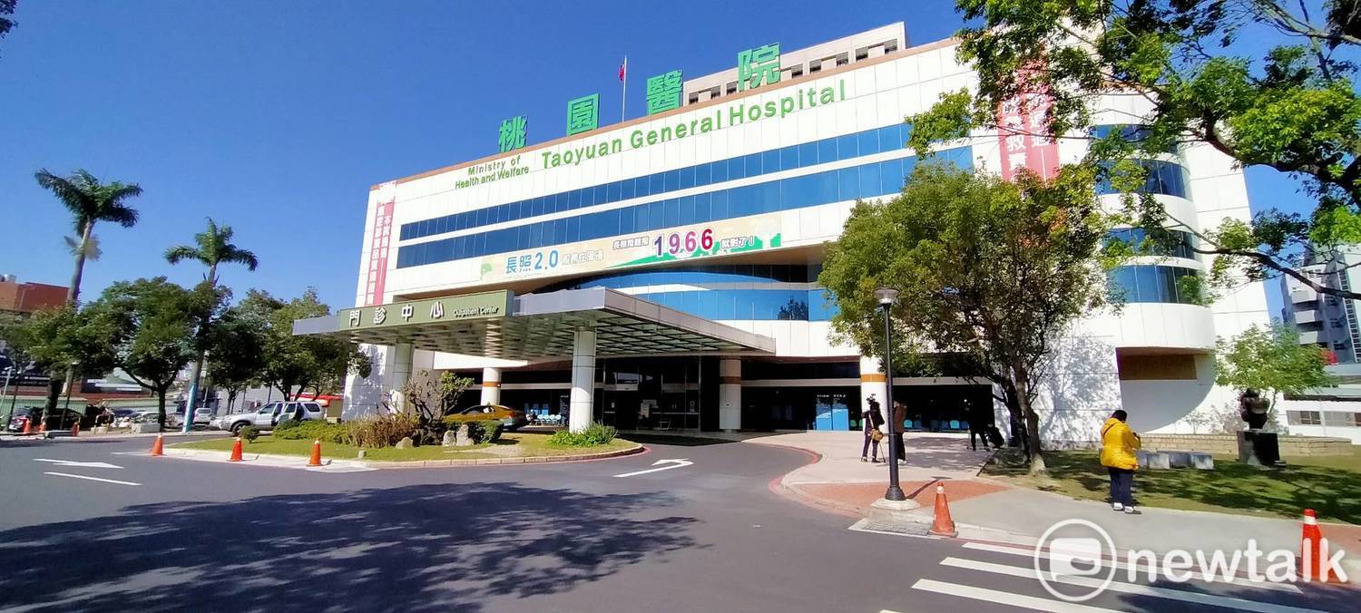 部立桃園醫院昨24日出現2例本土確診,為日前住在低風險的綠區的病患與同住家人。 圖:林昀真/攝(資料照片) 部立桃園醫院昨24日出現2例本土確診,為日前住在低風險的綠區的病患與同住家人。 圖:林昀真/攝(資料照片)
