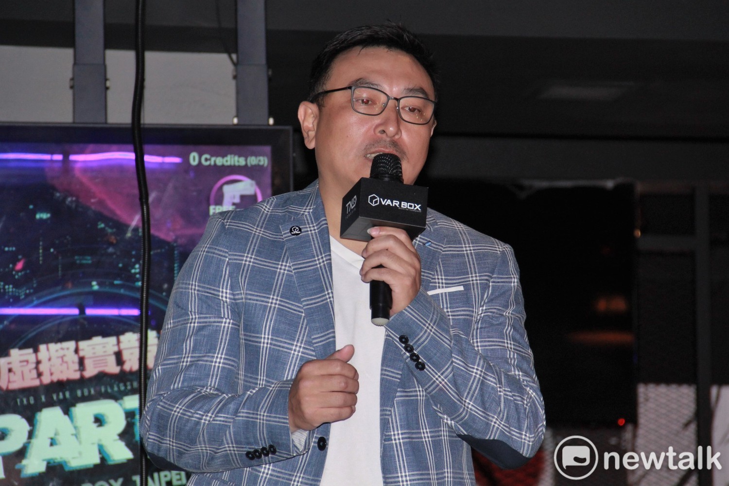 VAR BOX協理鍾介元表示店內有由台灣團隊一手開發的VR射擊電競遊戲,並表示其能讓95%的玩家不會3D暈。 圖:簡育詮/攝 VAR BOX協理鍾介元表示店內有由台灣團隊一手開發的VR射擊電競遊戲,並表示其能讓95%的玩家不會3D暈。 圖:簡育詮/攝