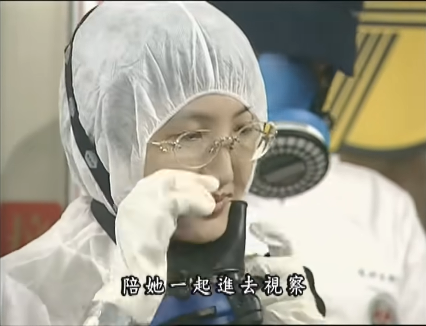 邱淑媞當年決定無預警地封鎖出現院內感染的和平醫院;幾天後,醫院內仍缺乏裝備時,她卻身著全副武裝的防護衣、頭罩、氧氣筒,以類似太空裝之裝扮進入和平院區開會。 圖:取自紀錄片《和平風暴》 邱淑媞當年決定無預警地封鎖出現院內感染的和平醫院;幾天後,醫院內仍缺乏裝備時,她卻身著全副武裝的防護衣、頭罩、氧氣筒,以類似太空裝之裝扮進入和平院區開會。 圖:取自紀錄片《和平風暴》