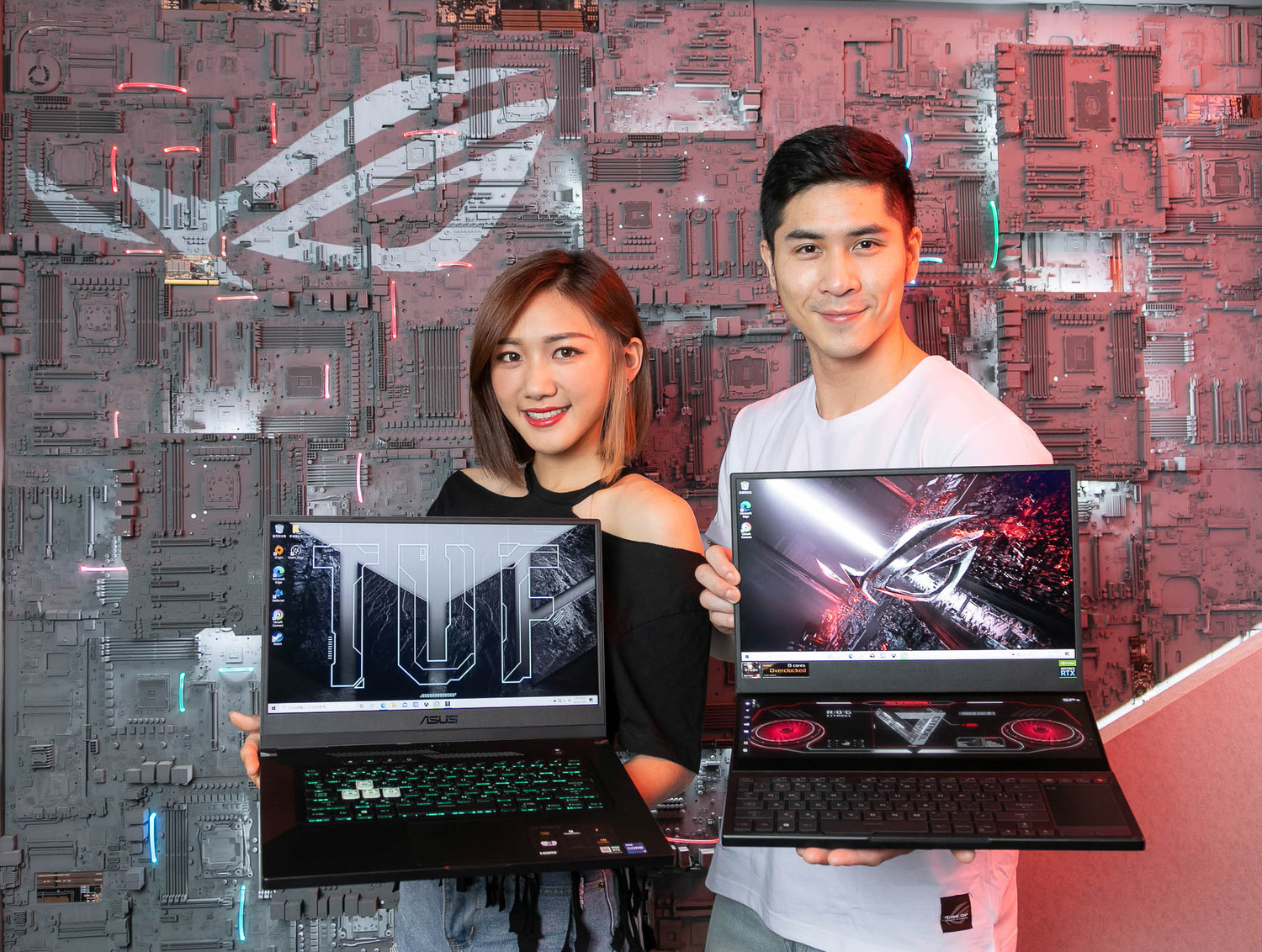 ROG玩家共和國攤位展示CES發表的雙螢幕電競筆電ROG Zephyrus Duo 15 SE,及嶄新樣貌的ASUS TUF Dash F15。 圖:ROG提供 ROG玩家共和國攤位展示CES發表的雙螢幕電競筆電ROG Zephyrus Duo 15 SE,及嶄新樣貌的ASUS TUF Dash F15。 圖:ROG提供
