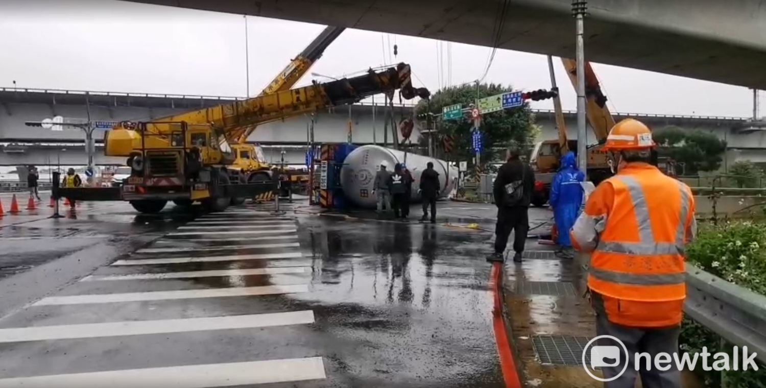 一輛載滿丙烯氣體的槽車疑似煞車失靈過彎失控,今凌晨於中山高林口二南下匝道口翻覆。 圖:林昀真/攝 一輛載滿丙烯氣體的槽車疑似煞車失靈過彎失控,今凌晨於中山高林口二南下匝道口翻覆。 圖:林昀真/攝