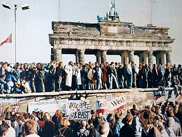 在隔離牆被拆除前數日,德國人站在勃蘭登堡門(Brandenburg Gate)前的隔離牆頂部。 圖:取自維基百科 在隔離牆被拆除前數日,德國人站在勃蘭登堡門(Brandenburg Gate)前的隔離牆頂部。 圖:取自維基百科