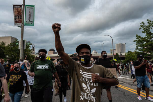 普魯德遭跪殺事件,激起了美國黑人社區的上街抗議。 圖 : 翻攝自環球時報 普魯德遭跪殺事件,激起了美國黑人社區的上街抗議。 圖 : 翻攝自環球時報