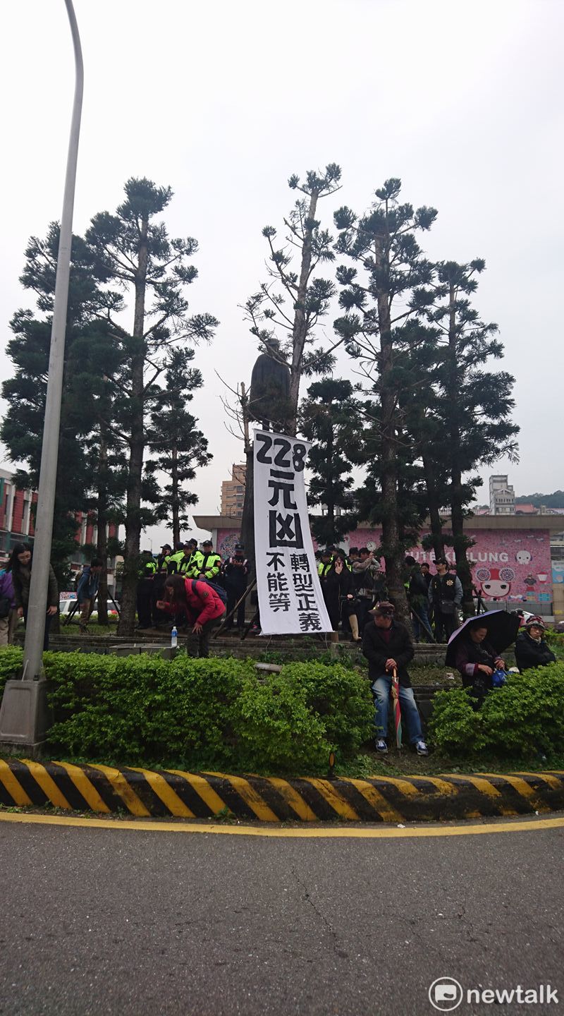 公投盟2017年到基隆火車站抗議，要求拆除228元凶銅像。 圖：陳震岳提供