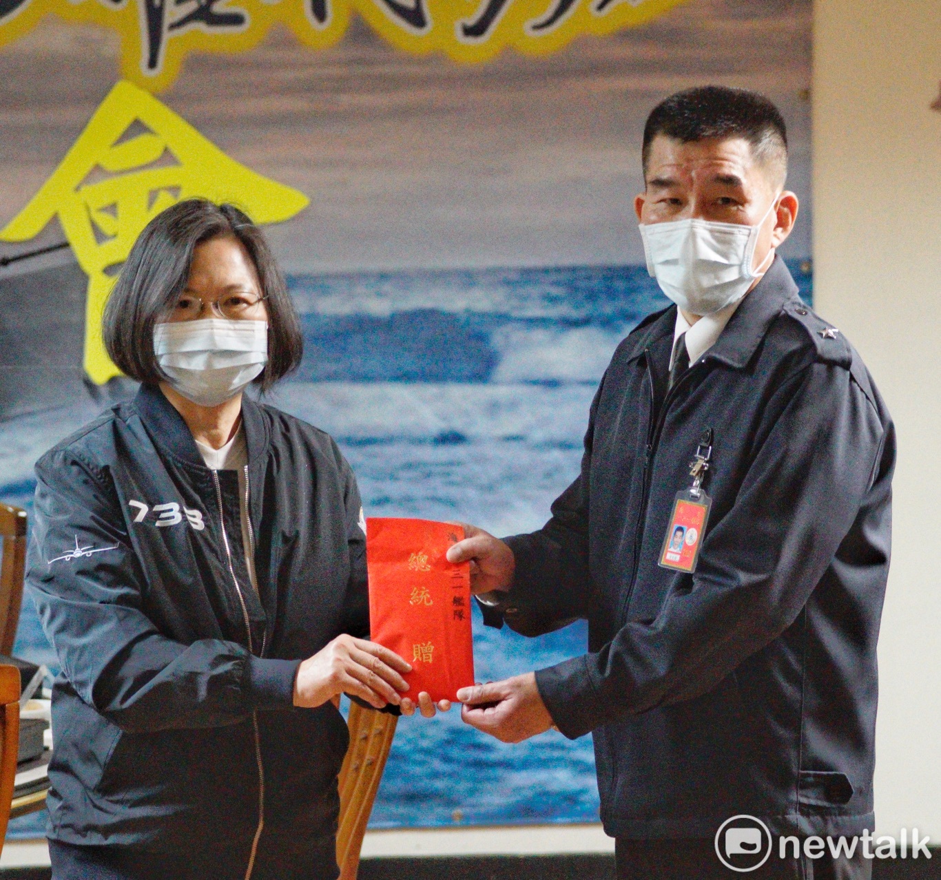 蔡英文至海軍131艦隊威海營區餐廳頒發加菜金,由艦隊長曾安國少將代表接受,並與眾官兵共進午餐。 圖:張良一/攝 蔡英文至海軍131艦隊威海營區餐廳頒發加菜金,由艦隊長曾安國少將代表接受,並與眾官兵共進午餐。 圖:張良一/攝